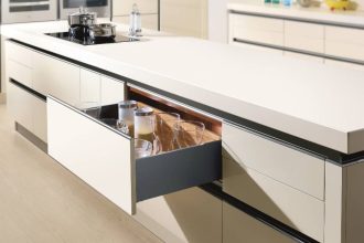 AMIX - otwarta szuflada AB10 w białej kuchni