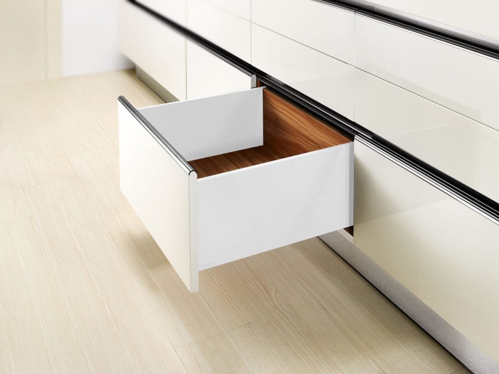 AMIX - otwarta szuflada w białej kuchni