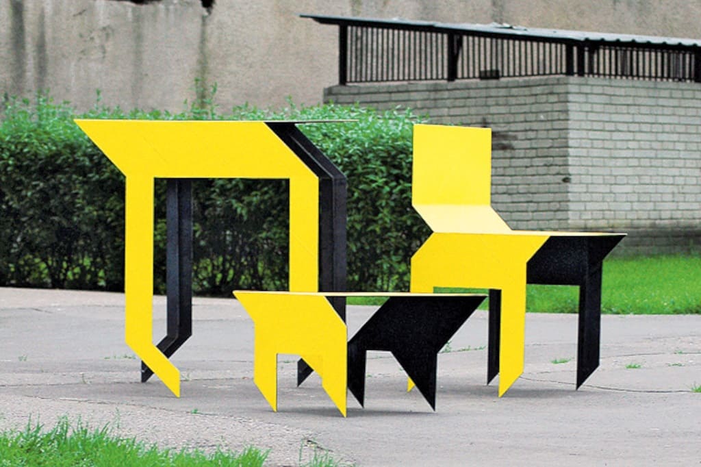 „3Diabły” – stół, krzesło i stołek, wykonane z pojedynczych, cienkich (3 mm) arkuszy blachy. Stal pokryta jest intensywnie żółtym papierem ściernym. Proj. kolektyw Plecy (AZE design + Beton).