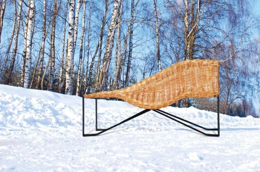 Dwupoziomowe, faliście ukształtowane siedzisko sofy „Ayu” wykonano ręcznie z wikliny czerwonej – tradycyjnie stosowanej przez wikliniarzy tworzących pojemniki, kosze itp.