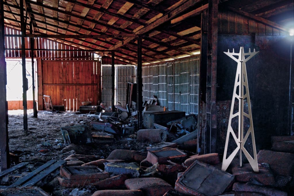 Inspiracją wieszaka „Tense” stały się dla AZE design słupy energetyczne wysokiego napięcia. Wykonany został z 3 kształtek z płyty MDF.