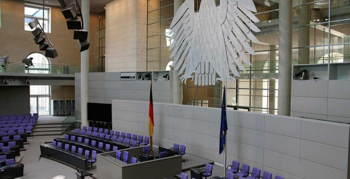 Polskie meble w Niemczech pozostają na wiodącej pozycji, ale polscy eksporterzy muszą zachować czujność. Świecący pustkami Bundestag jest symbolem niemocy wobec kryzysu z jakim mierzą się nasi zachodni sąsiedzi.