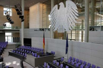 Polskie meble w Niemczech pozostają na wiodącej pozycji, ale polscy eksporterzy muszą zachować czujność. Świecący pustkami Bundestag jest symbolem niemocy wobec kryzysu z jakim mierzą się nasi zachodni sąsiedzi.