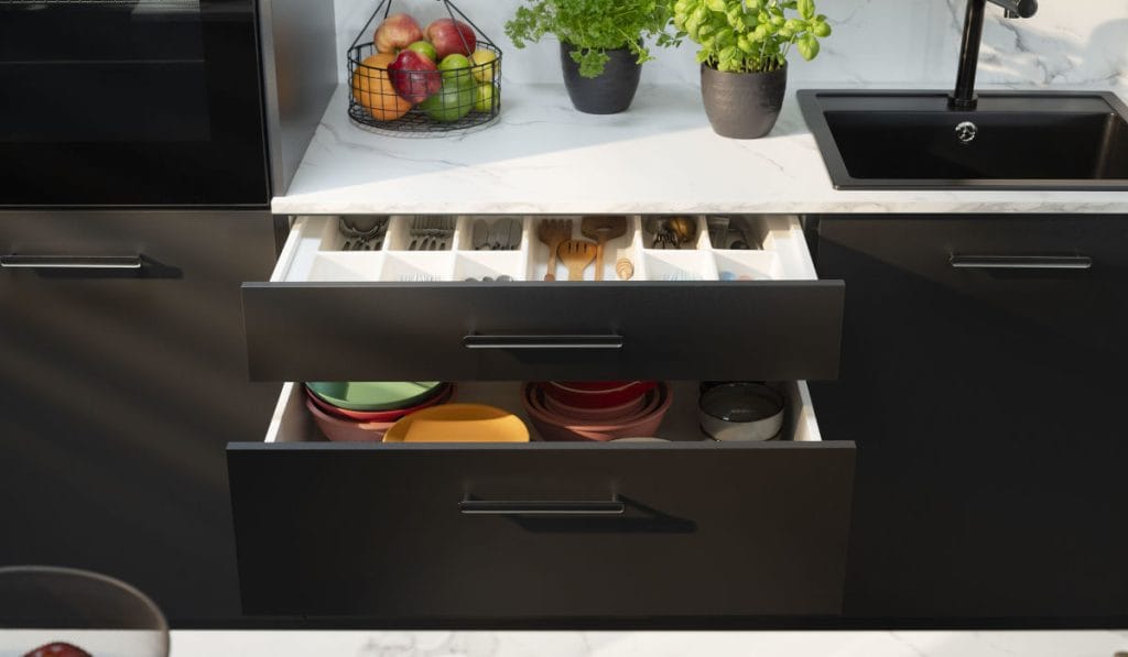 Hafele - szuflady Matrix S Slim w czarnej kuchni z białym blatem