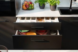 Hafele - szuflady Matrix S Slim w czarnej kuchni z białym blatem