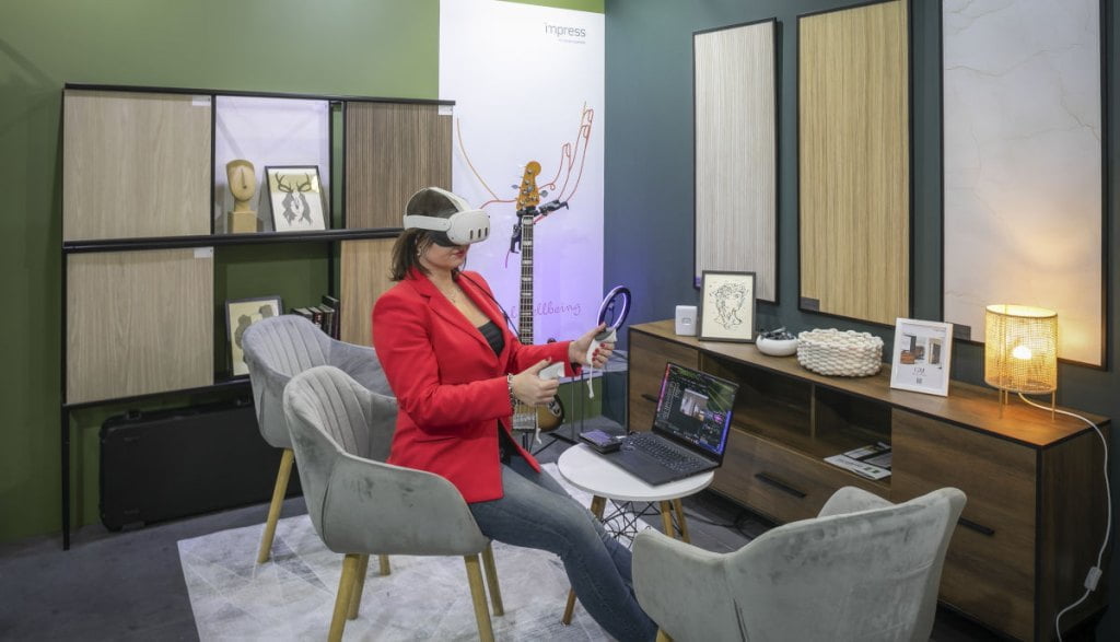 Marita Ambrozik, Managing Director Impress Decor Polska w googlach VR na targach Meble Polska 2024