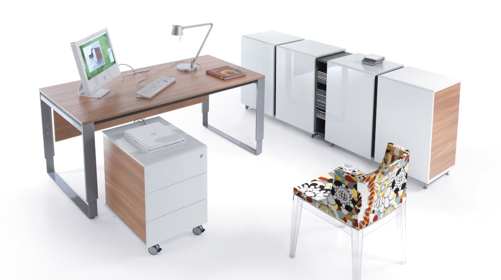 W meblach biurowych „Longplay”, który Maja Palczewska zaprojektowałą dla firmy Mikomax, prosta forma biurek współgra z geometrią brył.