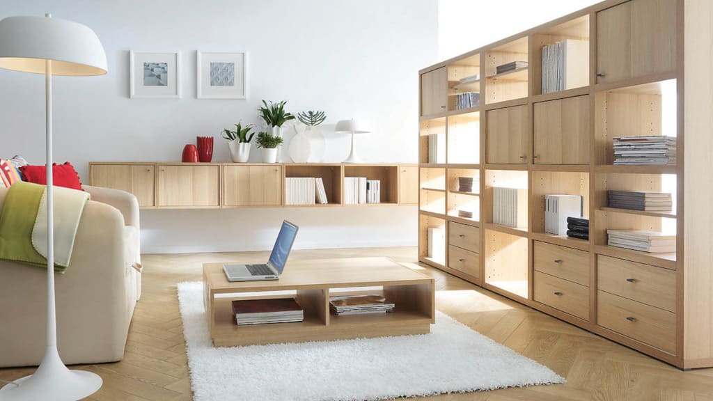 Możliwość dowolnego konfigurowania frontów, szuflad oraz półek w 4 uniwersalnych regałach pozwala na indywidualizację systemu modułowego „2 See” (prod. Black Red White).