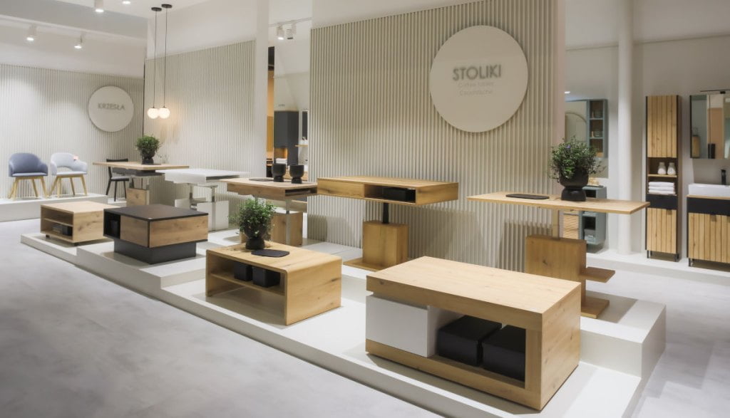 Ekspozycja targowa: stoliki z oferty Wójcik