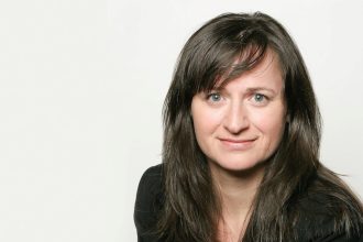 Mecenas Adriana Grau, właścicielka kancelarii adwokackiej Grau z siedzibą w Hamburgu, specjalizującej się w obsłudze prawnej firm zagranicznych eksportujących do Niemiec.