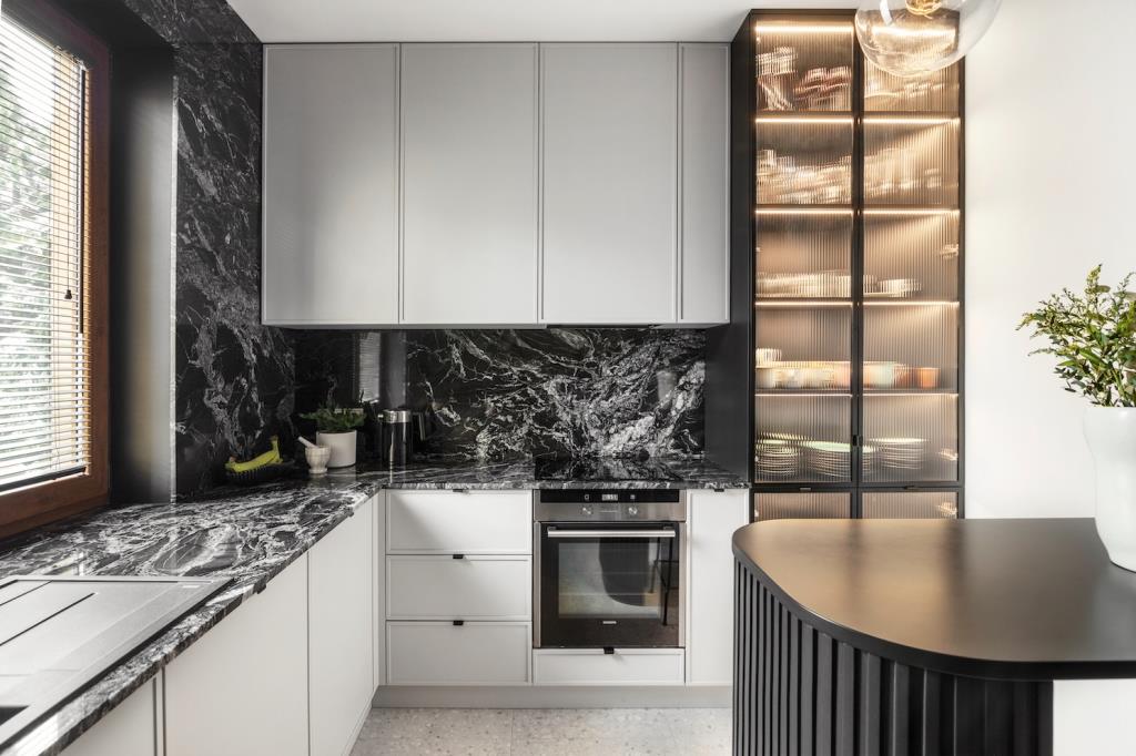 Kuchnia - metamorfoza domu pod Warszawą autorstwa pracowni PRW Design.