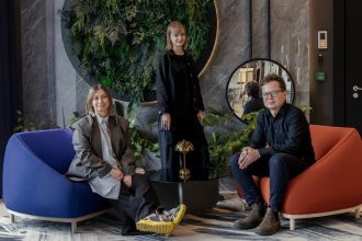 Hilton Garden Inn Kraków Airport, realizacja AKA Studio - Od lewej: Karolina Kowalik, Katarzyna Berent i Przemek Maksym.