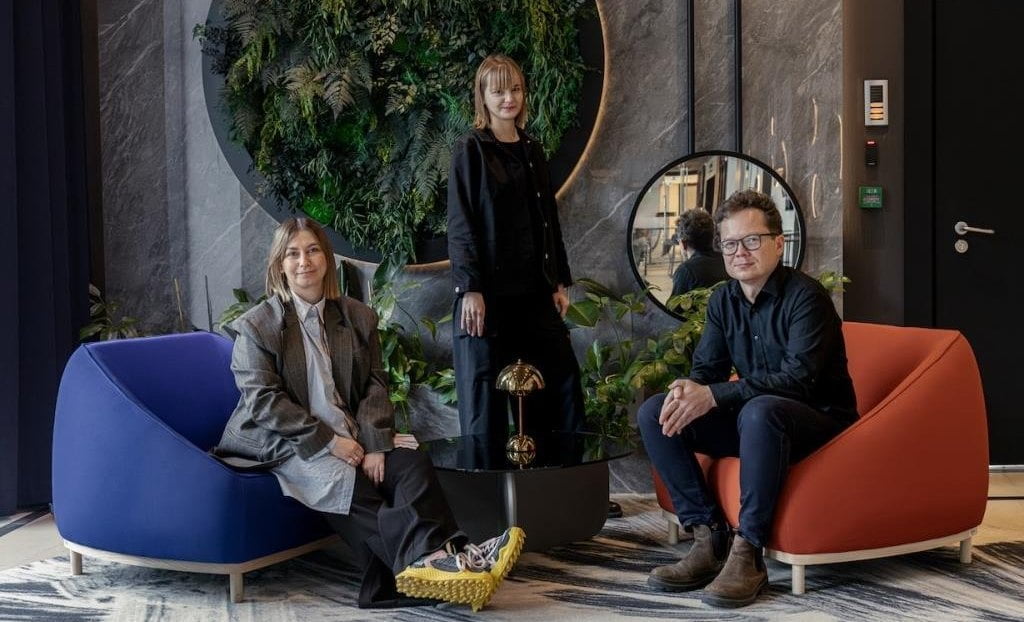 Hilton Garden Inn Kraków Airport, realizacja AKA Studio - Od lewej: Karolina Kowalik, Katarzyna Berent i Przemek Maksym.