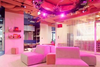 Zespół Roark Studio uwielbia eksperymentować podczas kreowania nowych przestrzeni. Projekt biur flex Collab w gdańskim biurowcu Format, to przyjazne biuro vs. model pracy zdalnej lub hybrydowej.