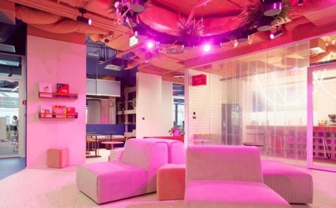 Zespół Roark Studio uwielbia eksperymentować podczas kreowania nowych przestrzeni. Projekt biur flex Collab w gdańskim biurowcu Format, to przyjazne biuro vs. model pracy zdalnej lub hybrydowej.