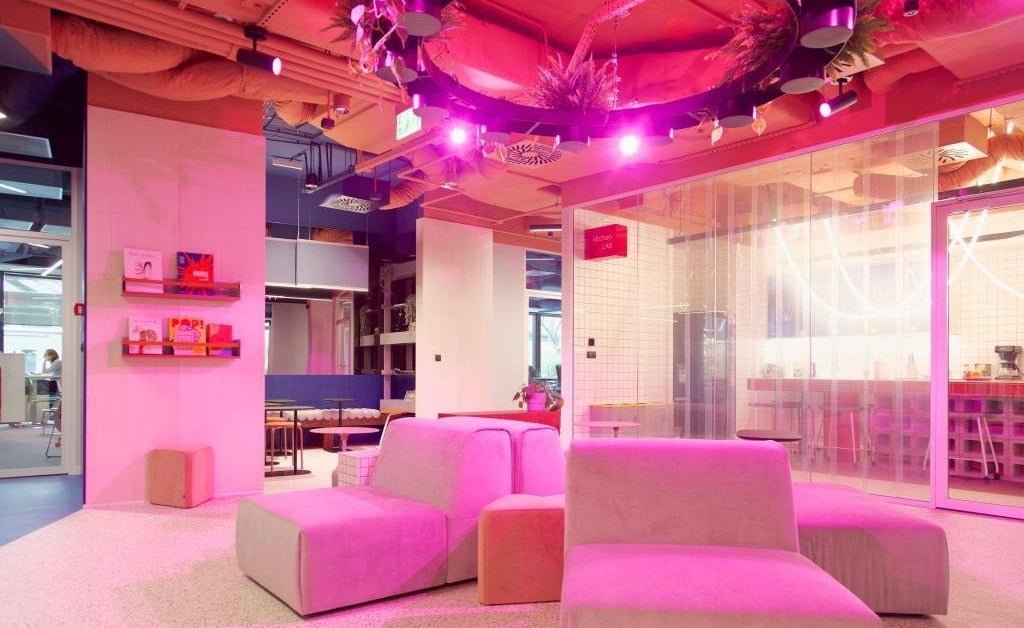 Zespół Roark Studio uwielbia eksperymentować podczas kreowania nowych przestrzeni. Projekt biur flex Collab w gdańskim biurowcu Format, to przyjazne biuro vs. model pracy zdalnej lub hybrydowej.