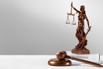 Wyłudzenia VAT w obrocie drewnem sięgnęły 46 mln zł - zatrzymano 9 osób.