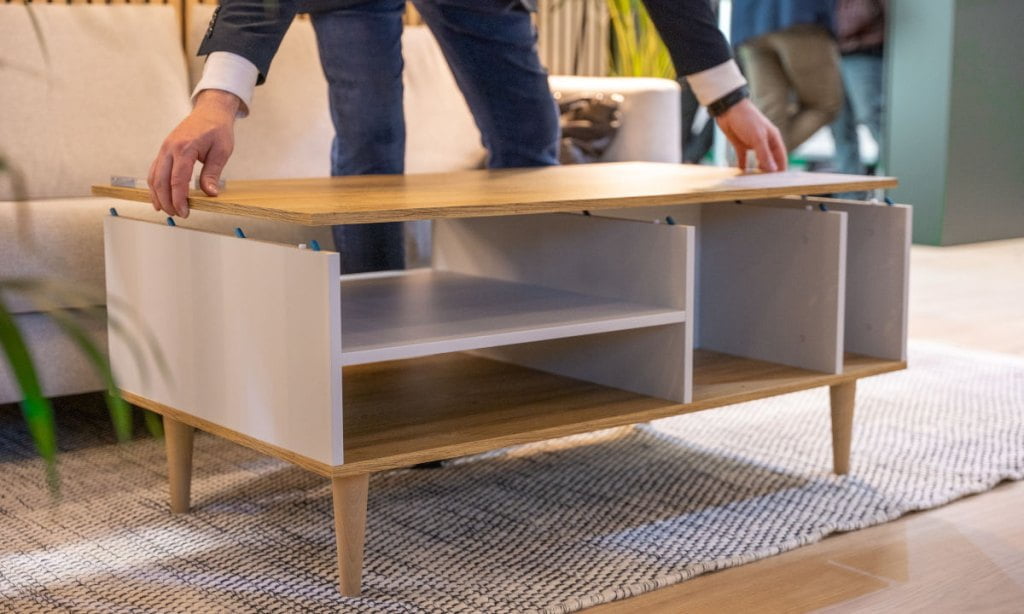 Prezentacja prostego montażu mebli na kliknięcie.