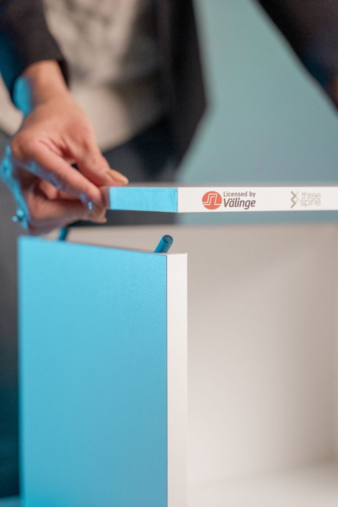 System Threespine umożliwiający prosty montaż mebli na kliknięcie.