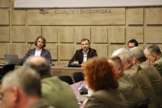 Wiceminister Mikołaj Dorożała podczas spotkania z przedstawicielami związków zawodowych działających w leśnictwie.