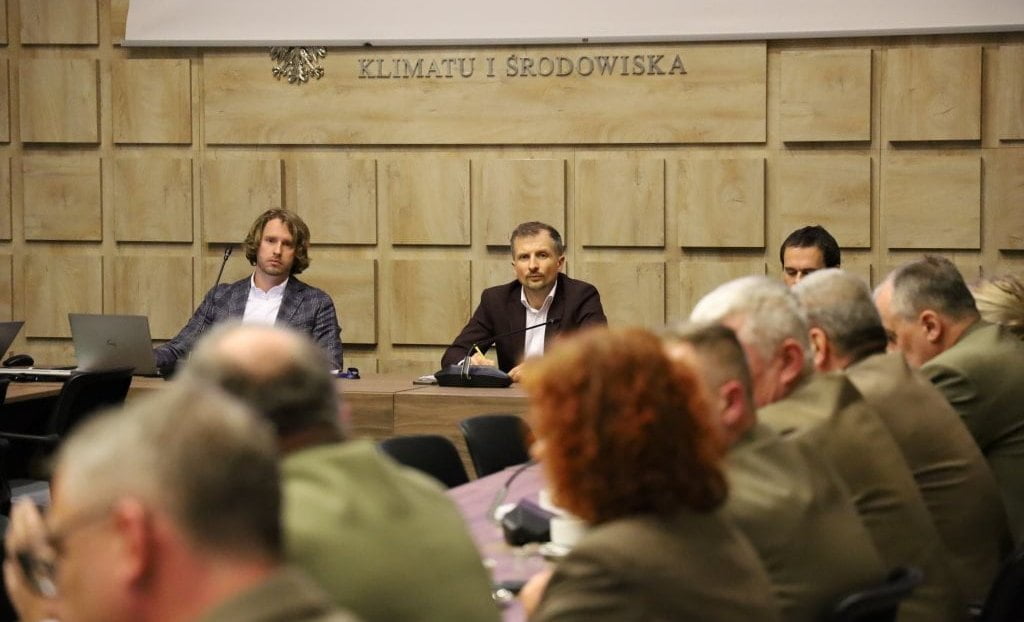 Wiceminister Mikołaj Dorożała podczas spotkania z przedstawicielami związków zawodowych działających w leśnictwie.