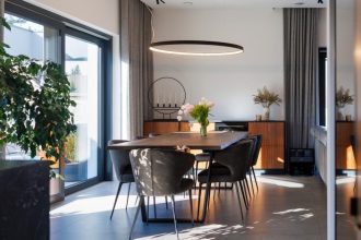 Wygodny dom - jadalnia. Projekt: Katarzyna Szramek, projektantka wnętrz, ambasadorka marki Geberit.