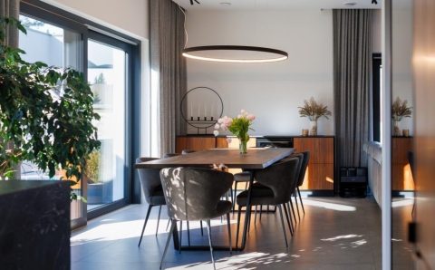 Wygodny dom - jadalnia. Projekt: Katarzyna Szramek, projektantka wnętrz, ambasadorka marki Geberit.