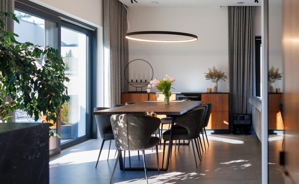 Wygodny dom - jadalnia. Projekt: Katarzyna Szramek, projektantka wnętrz, ambasadorka marki Geberit.