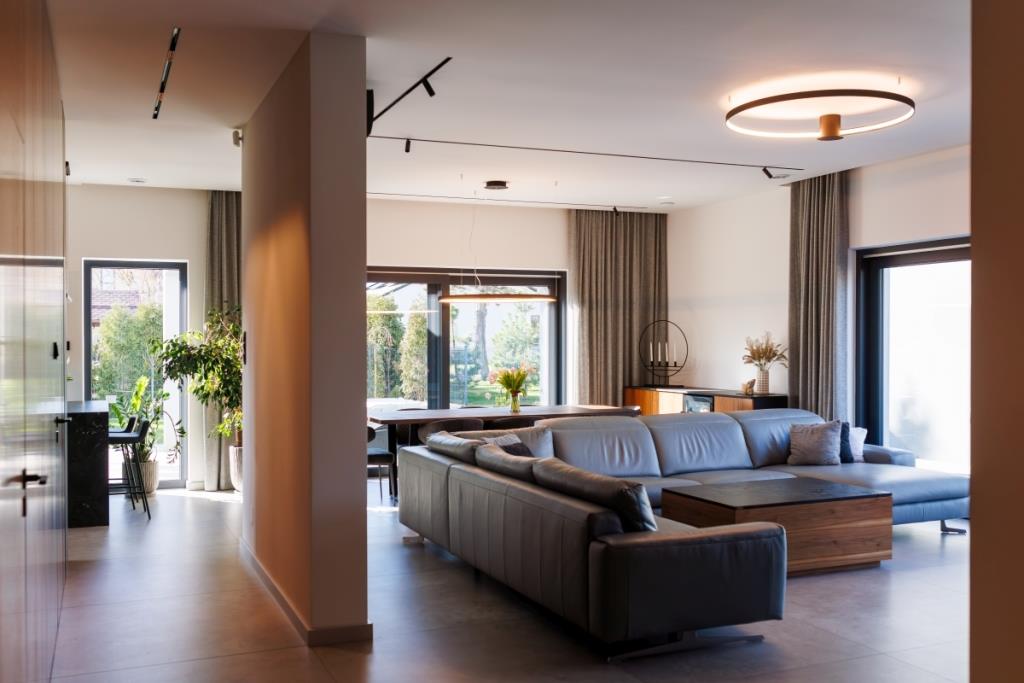 Wygodny dom - salon. Projekt: Katarzyna Szramek, projektantka wnętrz, ambasadorka marki Geberit.