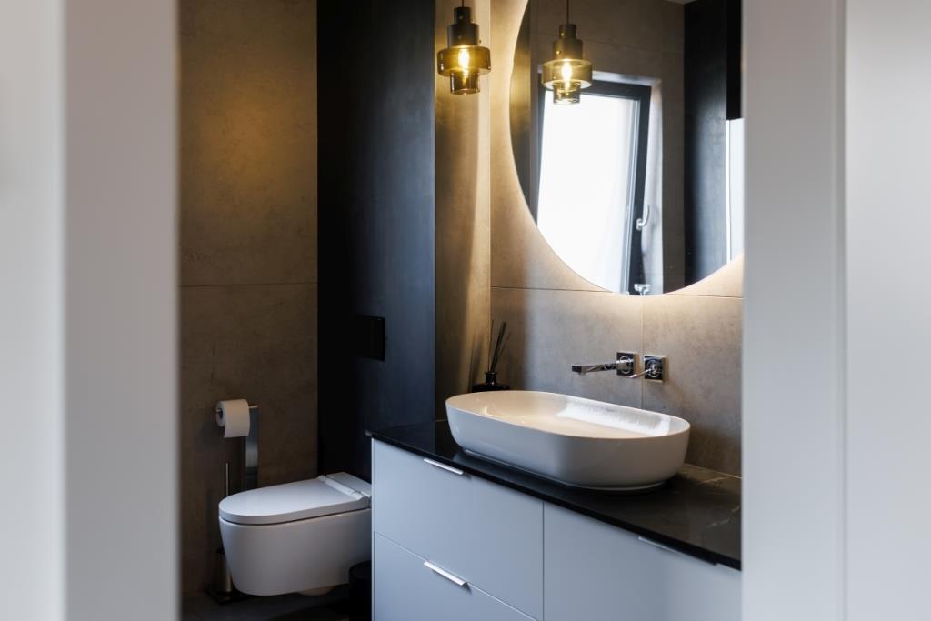 Wygodny dom - łazienka. Projekt: Katarzyna Szramek, projektantka wnętrz, ambasadorka marki Geberit.