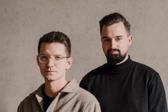 Polska marka noo.ma została założona przed Cypriana Bieniarza i Damiana Golińskiego.