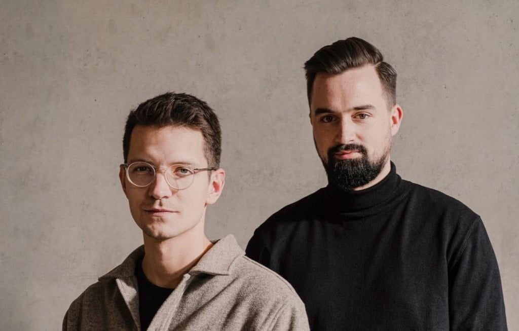 Polska marka noo.ma została założona przed Cypriana Bieniarza i Damiana Golińskiego.