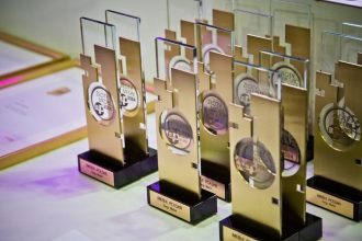 Statuetki dla laureatów w konkursie o Złoty Medal MTP targów MEBLE POLSKA 2024.