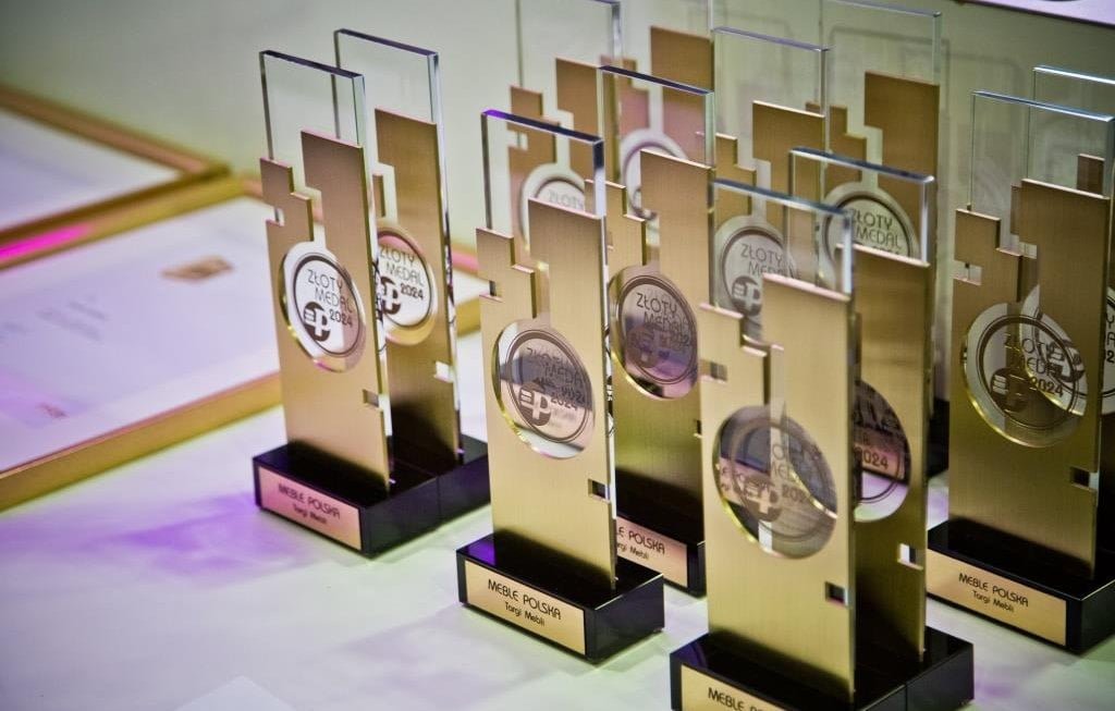 Statuetki dla laureatów w konkursie o Złoty Medal MTP targów MEBLE POLSKA 2024.