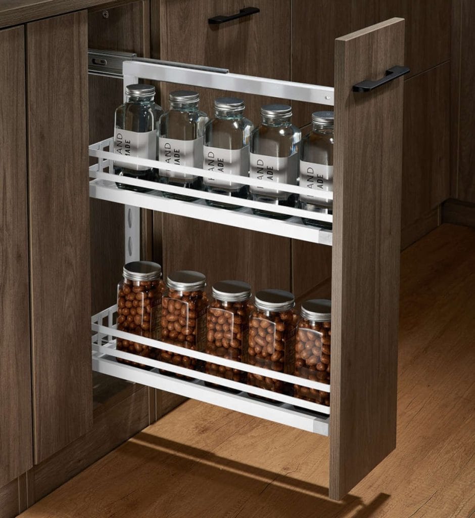 AMIX - baiłe cargo w szafce z słoikami