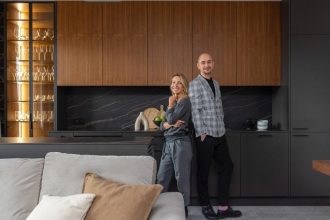 Apartament w stylu modern classic zaprojektowali Architekci z pracowni Decoroom – Katarzyna Fotek i Łukasz Radecki.