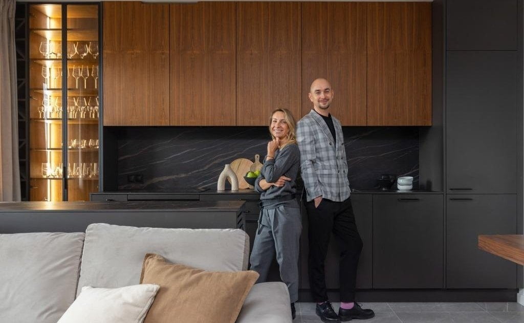 Apartament w stylu modern classic zaprojektowali Architekci z pracowni Decoroom – Katarzyna Fotek i Łukasz Radecki.