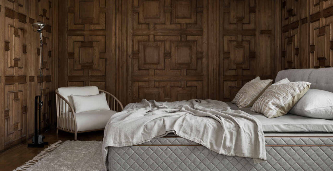 Szwedzka firma DUXIANA to przykład wnętrzarskiej marki, która przenosi nas do estetyki „old money” i trendu quiet luxury w nordyckim wydaniu. Klienci zwracają uwagę przede wszystkim na jakość mebli i łóżek, z których od prawie 100 lat słynie ten skandynawski producent.