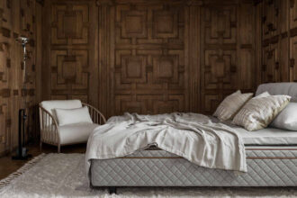 Szwedzka firma DUXIANA to przykład wnętrzarskiej marki, która przenosi nas do estetyki „old money” i trendu quiet luxury w nordyckim wydaniu. Klienci zwracają uwagę przede wszystkim na jakość mebli i łóżek, z których od prawie 100 lat słynie ten skandynawski producent.