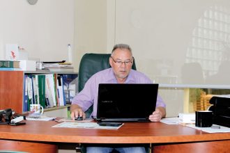 Edward Banaszak w swoim gabinecie w firmie EB Akcesoria Meblowe.