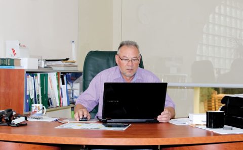 Edward Banaszak w swoim gabinecie w firmie EB Akcesoria Meblowe.