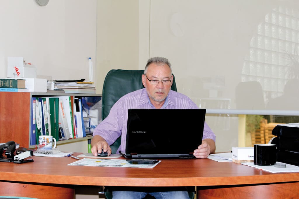 Edward Banaszak w swoim gabinecie w firmie EB Akcesoria Meblowe.