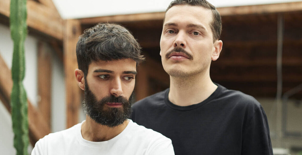 Założyciele studia Formafantasma (od lewej): Andrea Trimarchi i Simone Farresin. Fot. Renee de Groot.