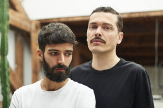 Założyciele studia Formafantasma (od lewej): Andrea Trimarchi i Simone Farresin. Fot. Renee de Groot.