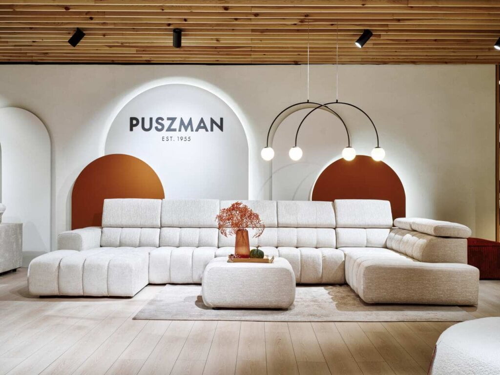 Przykład przestrzeni w stylu quiet luxury – salon marki Puszman w Galerii Wnętrz DOMAR we Wrocławiu.