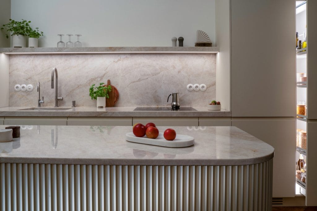 Hafele Lighting - system oświetlenia w jasnej kuchni z wyspą kuchenną