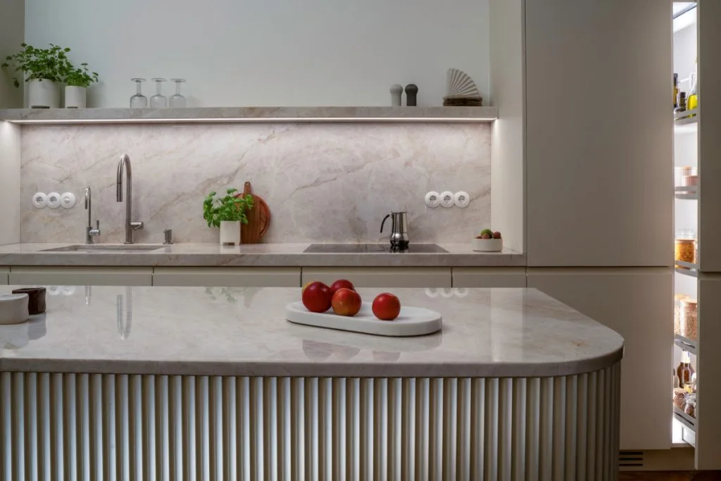 Hafele Lighting - system oświetlenia w jasnej kuchni z wyspą kuchenną