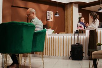 Hotele po pandemii wreszcie wychodzą na prostą. Na zdjęciu widok na hotelową recepcję.