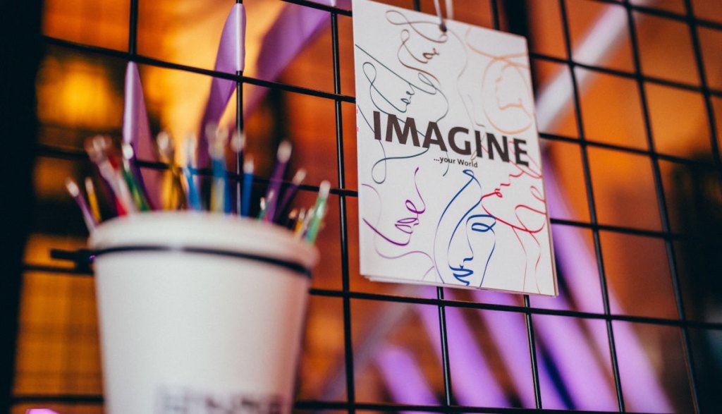 Kolorowe kredki w kubku. Ekspozycja Impress Decor w ramach koncepcji „Imagine ... your World” podczas tygodnia designu w Mediolanie.