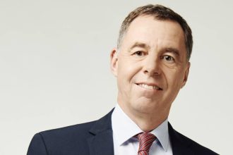 Jérôme Viala jest absolwentem KEDGE Business School (Francja).